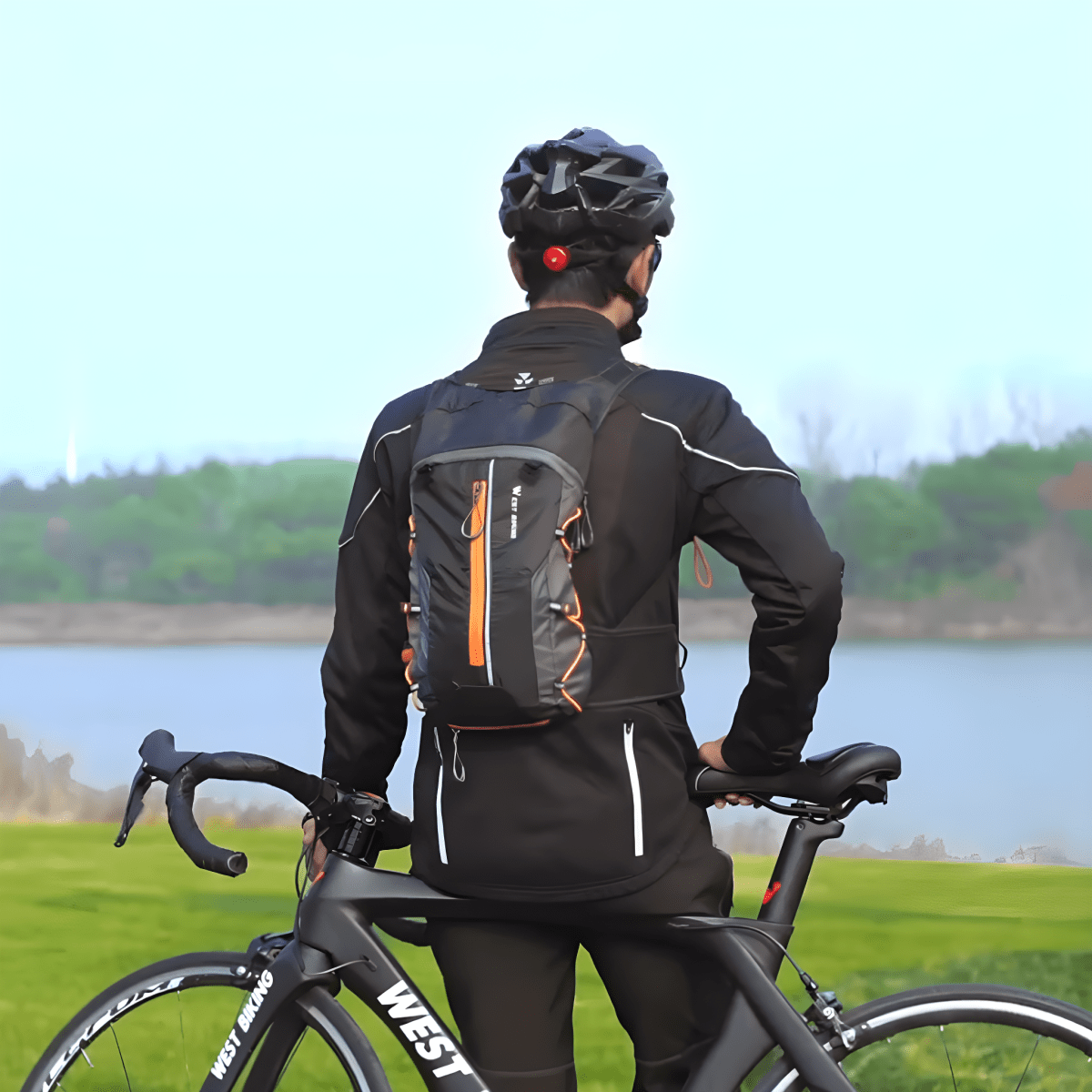 LoungeYard | Multifunctional hydration pack with 10 litre volume for outdoor adventures — product view 4