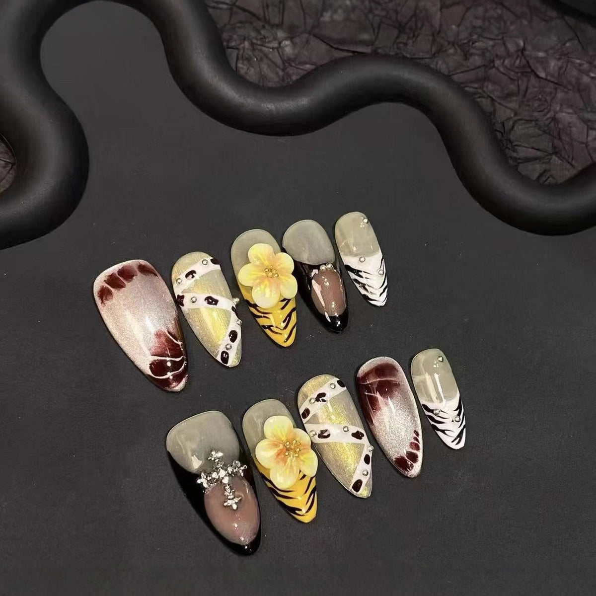 Artistic Press-On Nail Set — product view 2