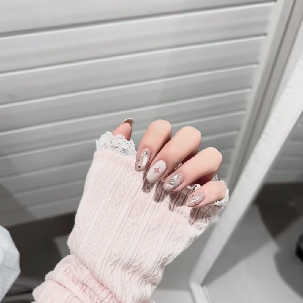 Artistic Press-On Nail Decor — product view 3