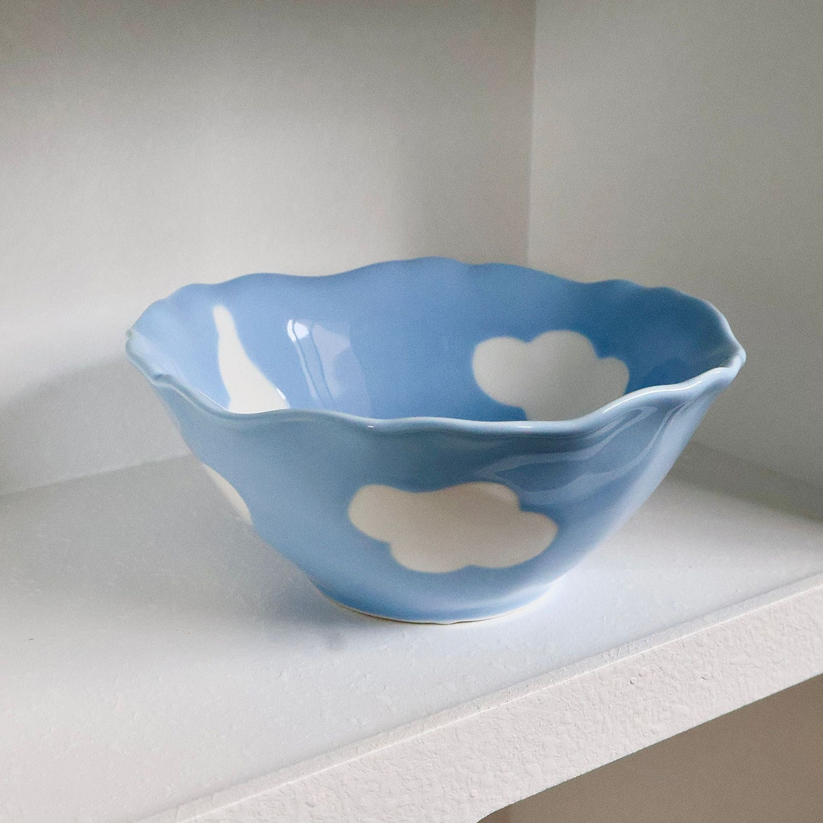 Decorative hand-painted ceramic bowl with wavy edge and tulip design — product view 7