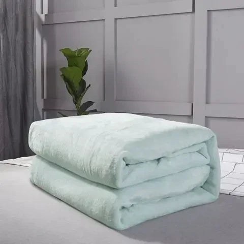LoungeYard | Maxime | Cozy Fleece Blanket for All Seasons - Extra Soft and Warm — product view 5