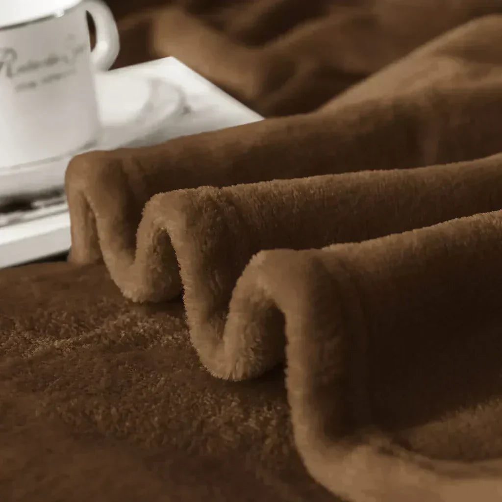 LoungeYard | Maxime | Cozy Fleece Blanket for All Seasons - Extra Soft and Warm — product view 6