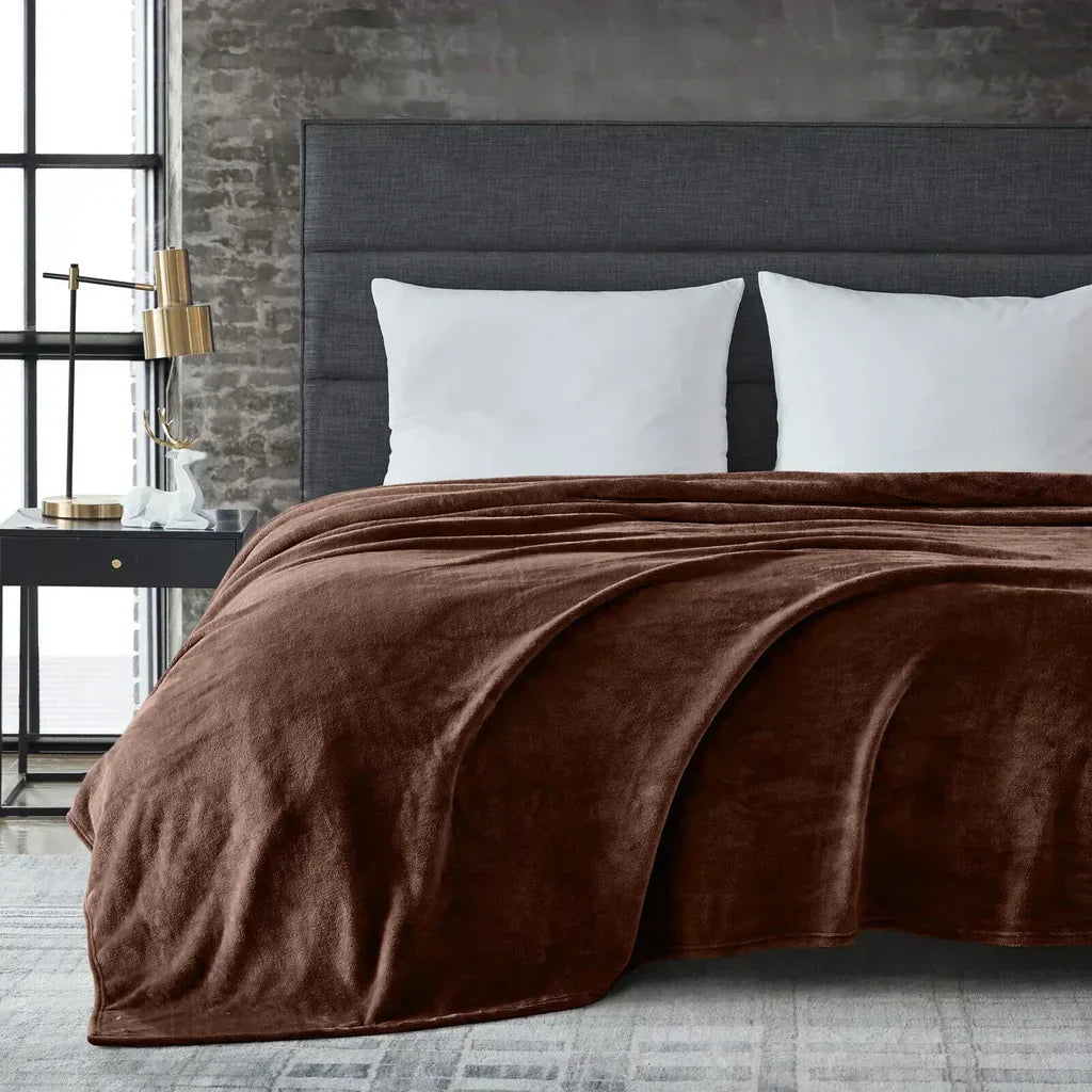 LoungeYard | Maxime | Cozy Fleece Blanket for All Seasons - Extra Soft and Warm — product view 7