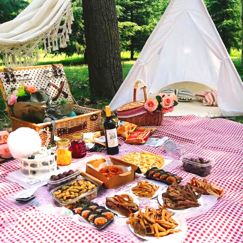 Women's picnic basket with integrated dish set and practical carrying strap LoungeYard — product view 1