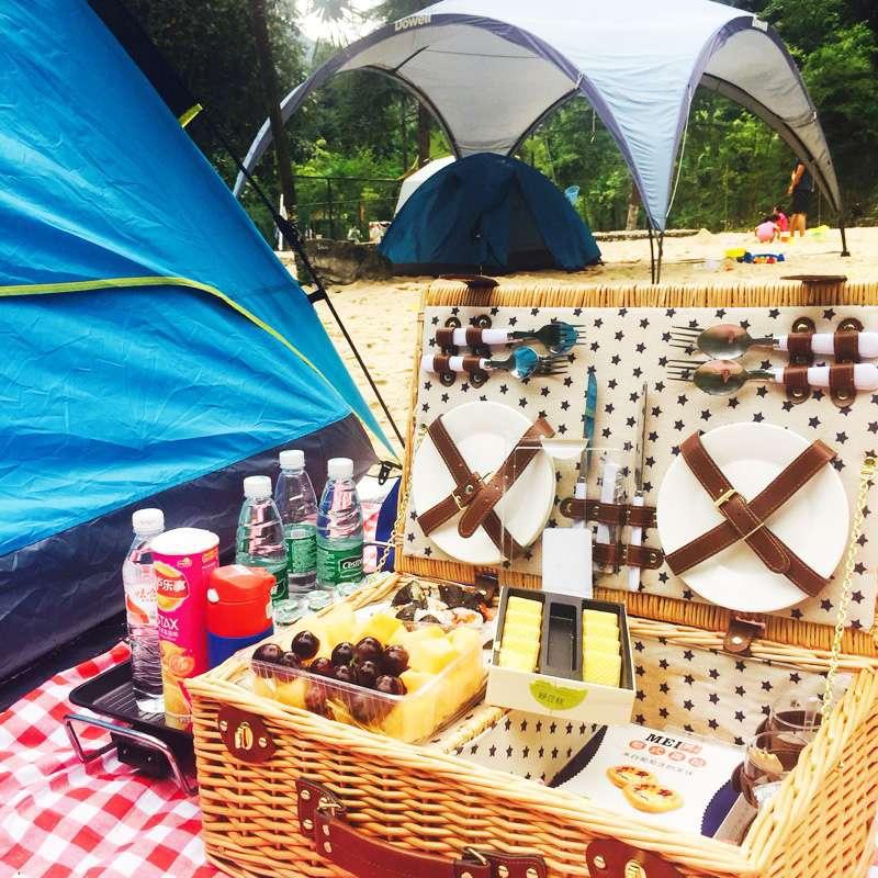 Women's picnic basket with integrated dish set and practical carrying strap LoungeYard — product view 2