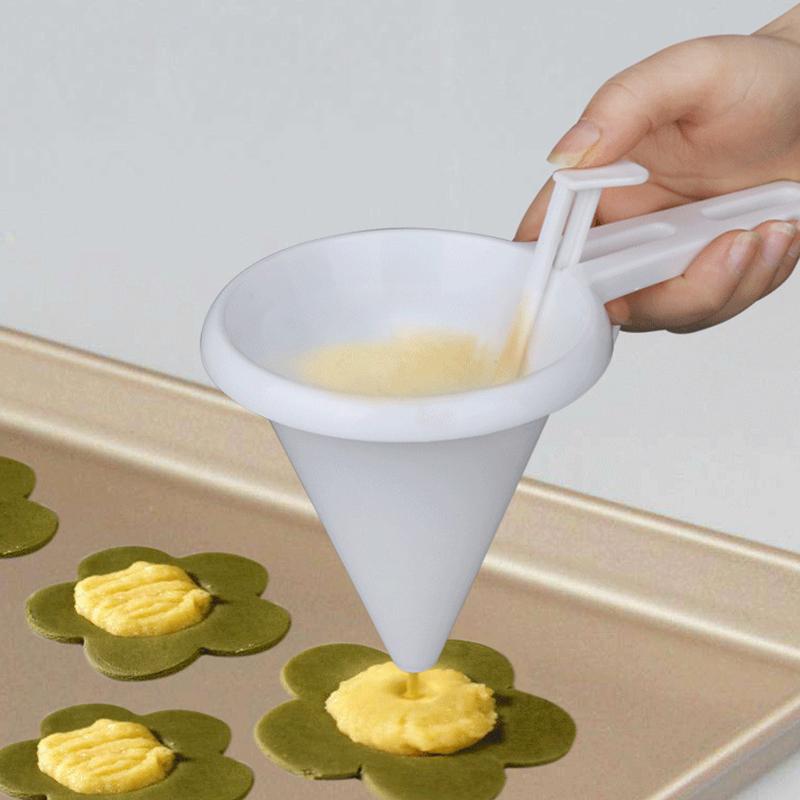 LoungeYard | Handheld Portion Cup Cake Dispenser — product view 1