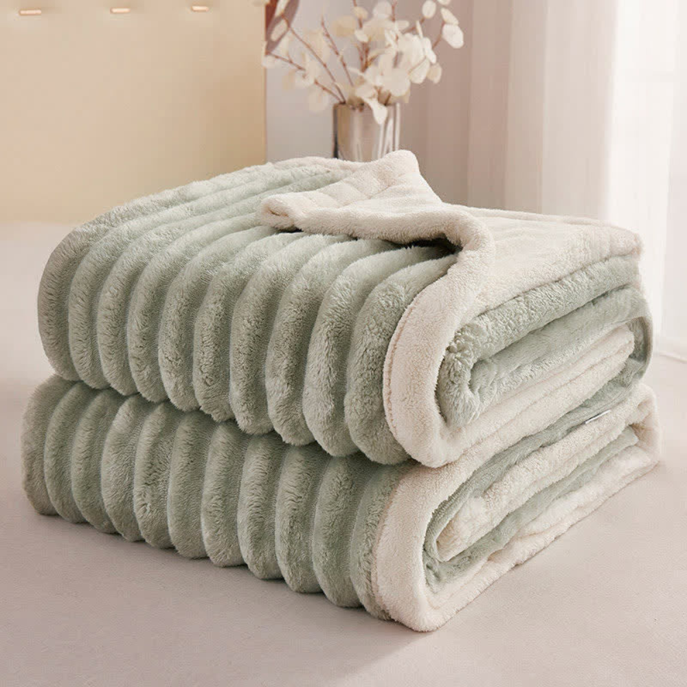 LoungeYard | Snuggly Faux Fur Fleece Blanket — product view 3