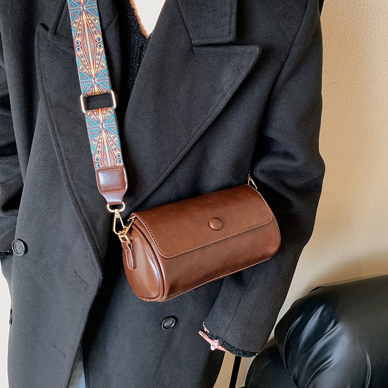 LoungeYard | Female Retro Cylinder Bag — product view 3
