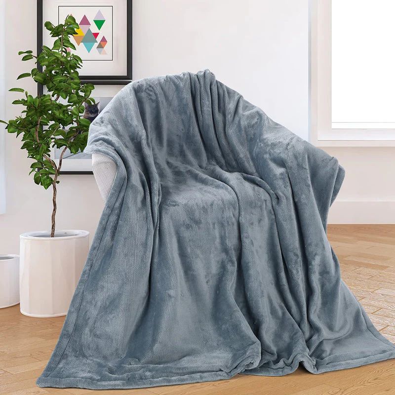 LoungeYard | Electrically heated flannel blanket with USB charging — product view 2