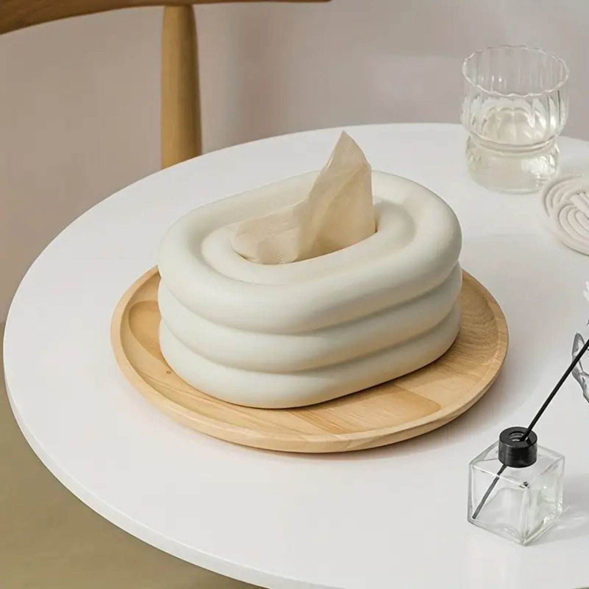 LoungeYard | Lustre Ceramic Tissue Holder — product view 2