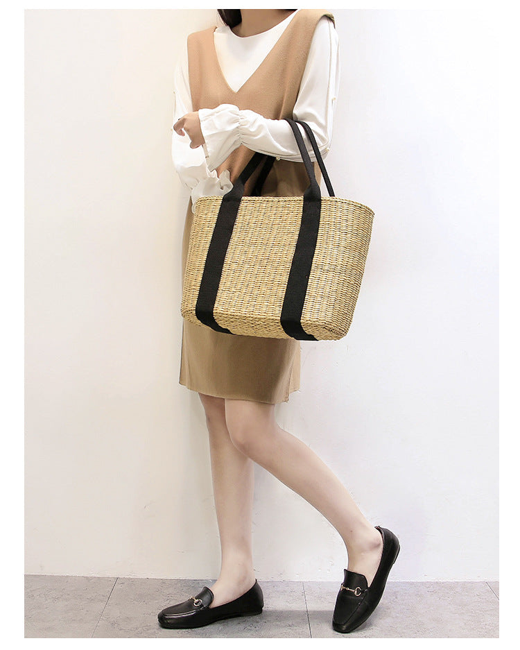 Spacious straw tote bag with comfortable, reinforced handles LoungeYard — product view 4