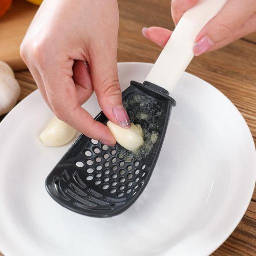 LoungeYard | Creative Grater Garlic Ginger Multifunctional Spoon — product view 5
