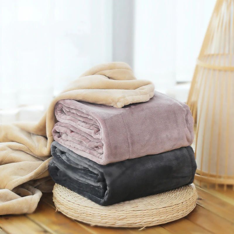 LoungeYard | Electrically heated flannel blanket with USB charging — product view 7