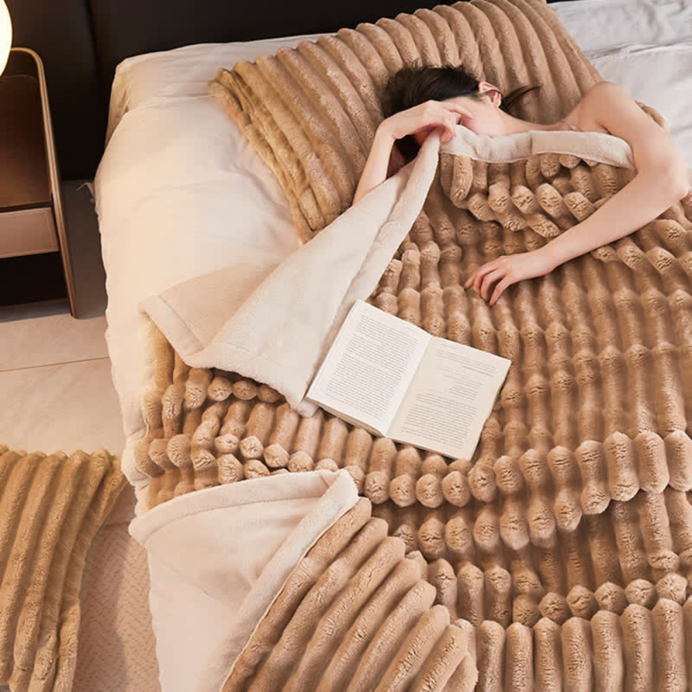 LoungeYard | Snuggly Faux Fur Fleece Blanket — product view 4
