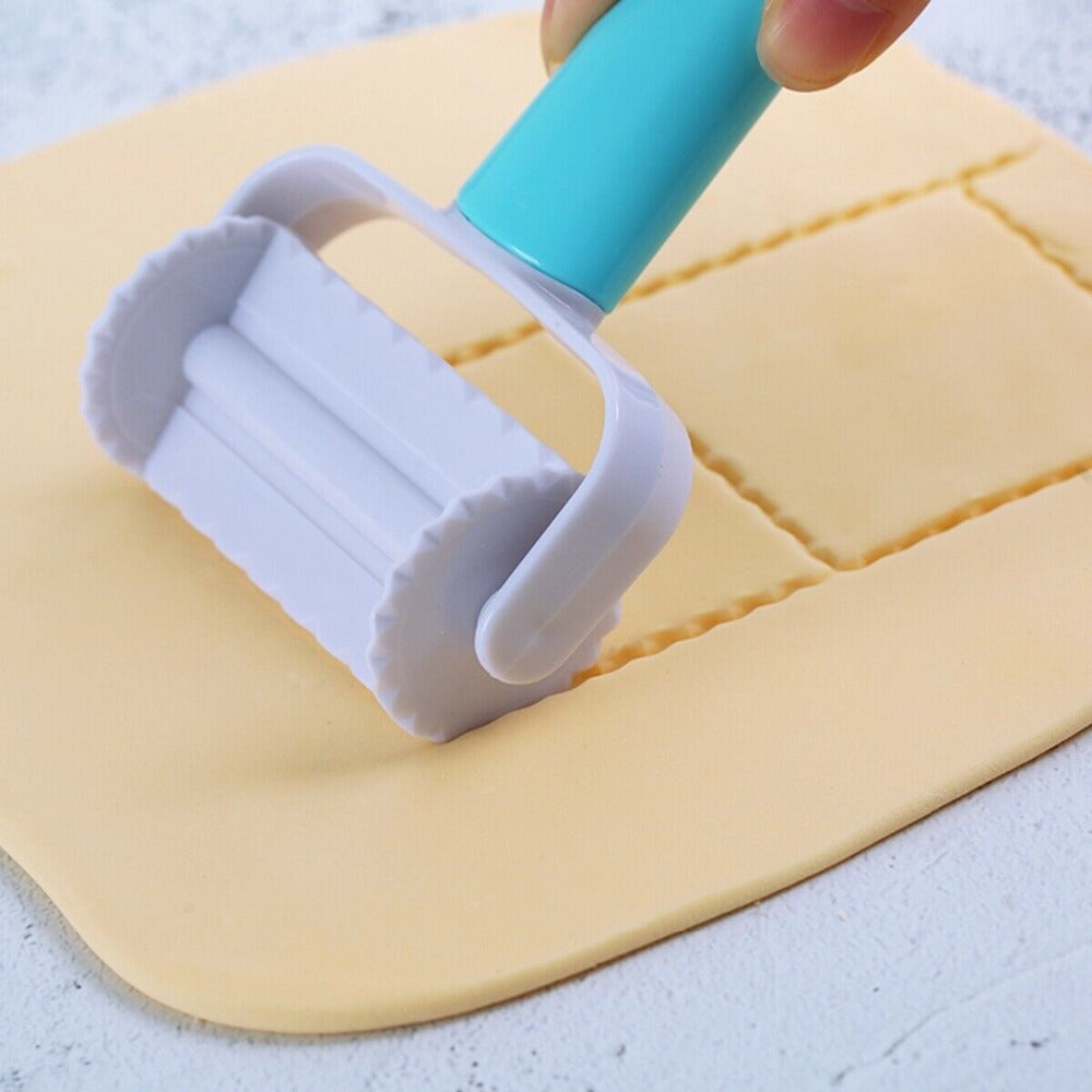 LoungeYard | 3Pcs Cake Decorating Dough Cutter Roller — product view 2
