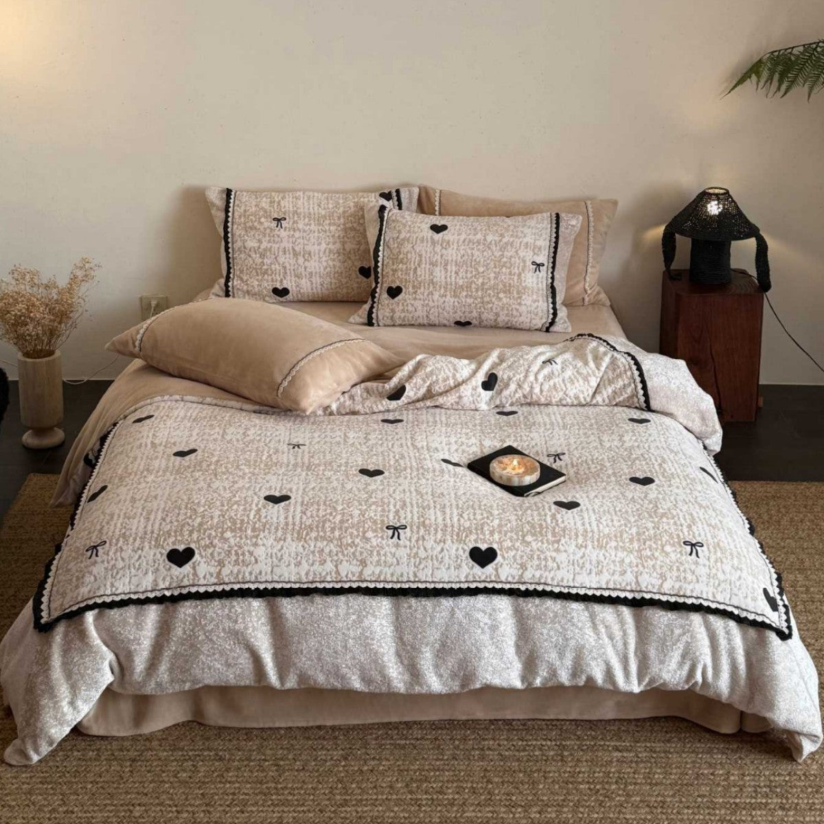 Quilted bedding set with heart and bow appliqué — product view 3