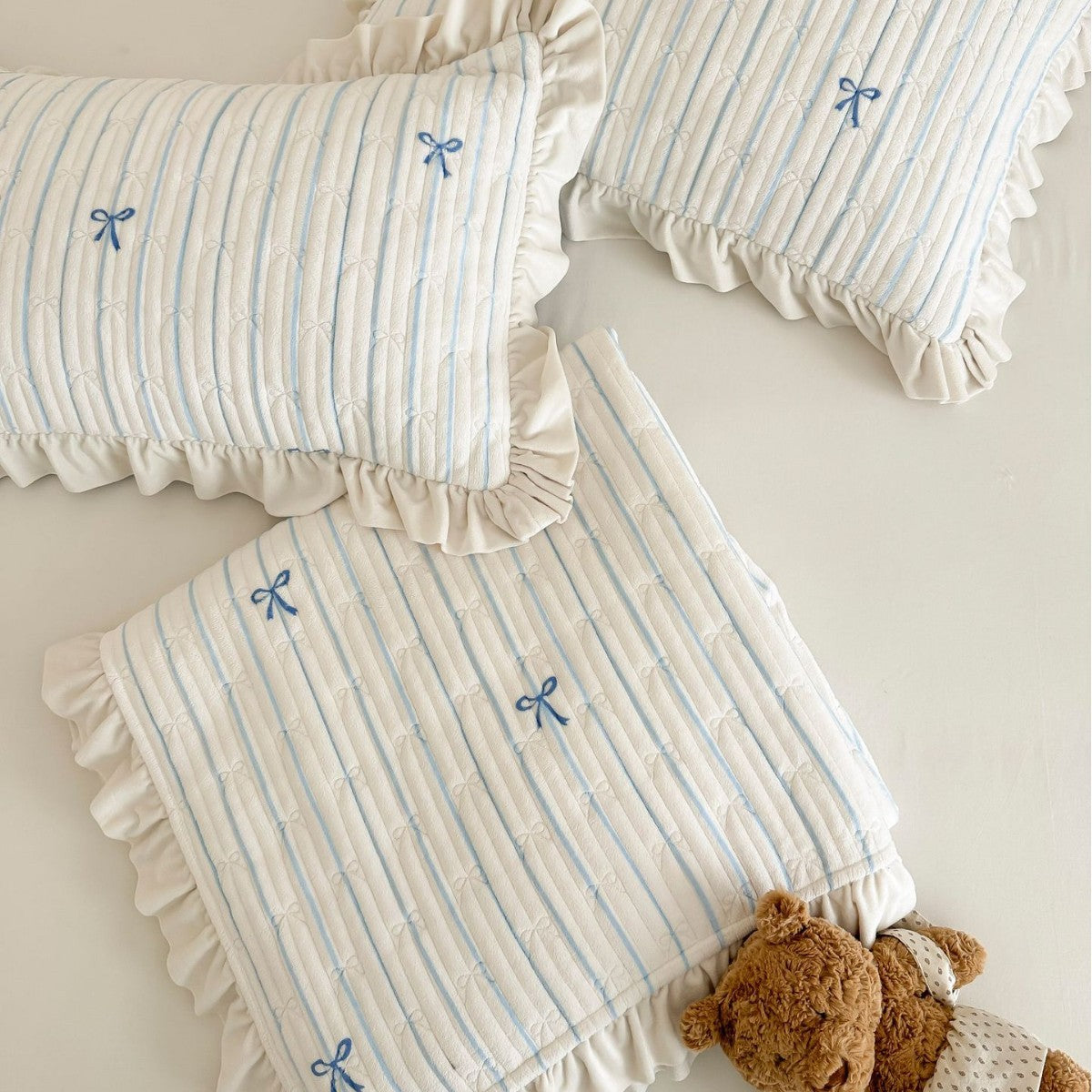Padded bedding set with embroidered bows and frill — product view 3