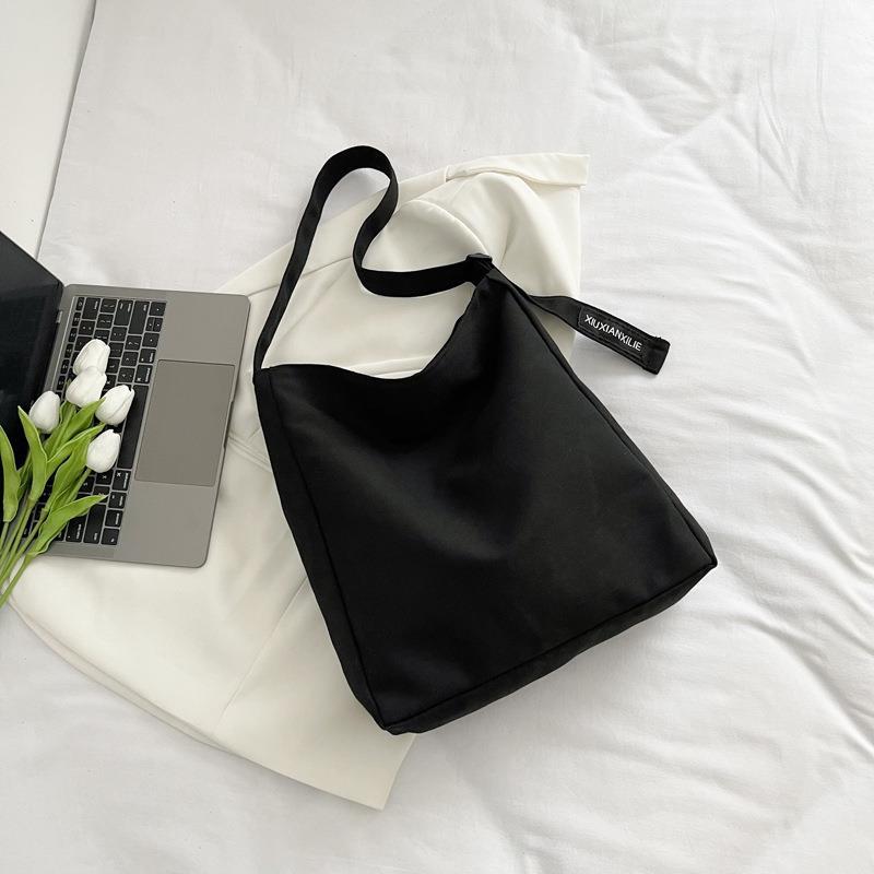 Casual Everyday Tote — product view 1