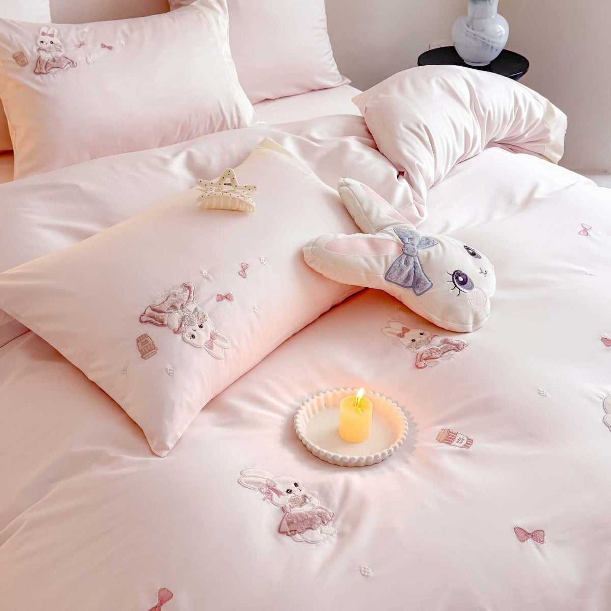 Children's bedding set with embroidered bunny appliqués and satin trim — product view 3