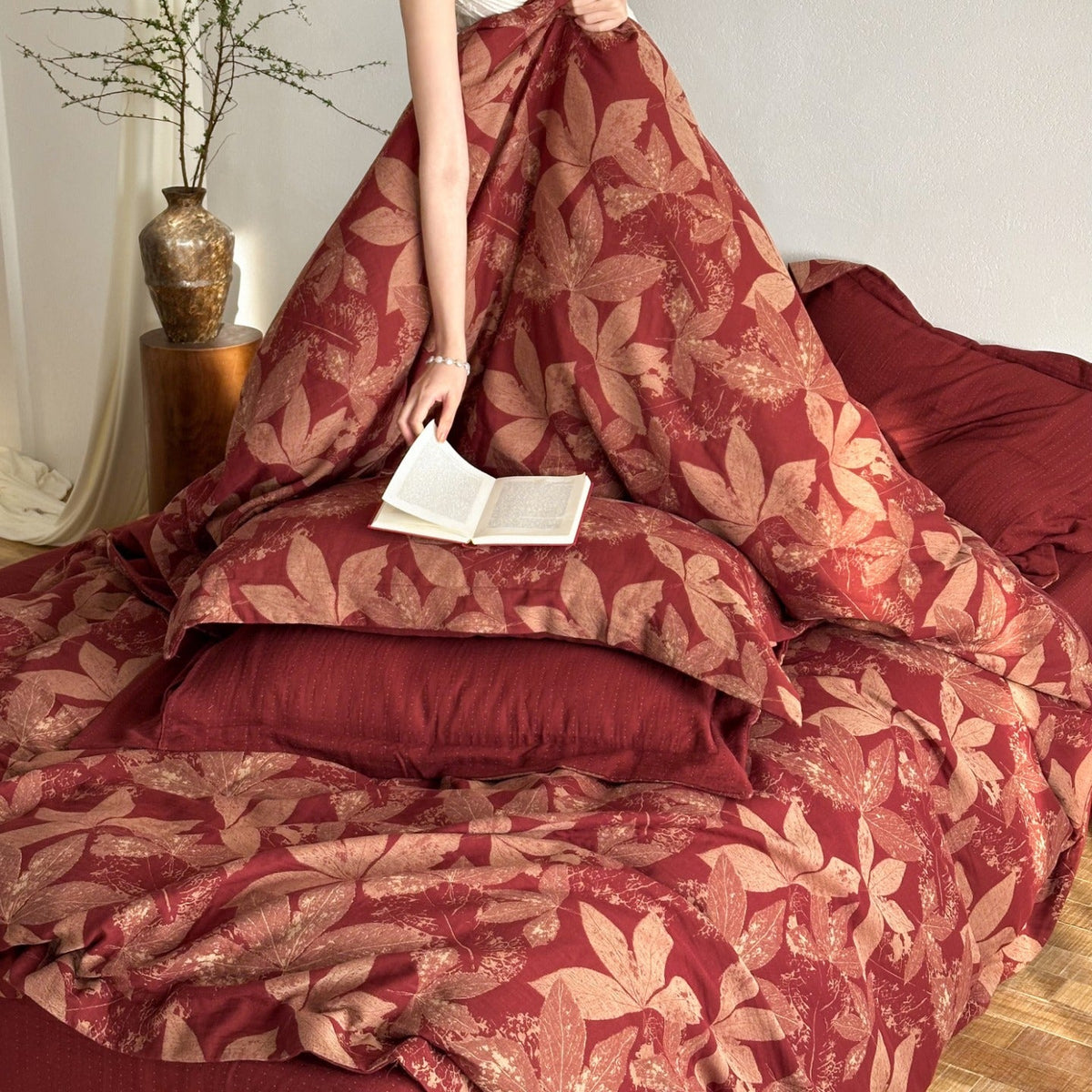 Bedding set in leaf relief made of satin cotton with reversible function LoungeYard — product view 2