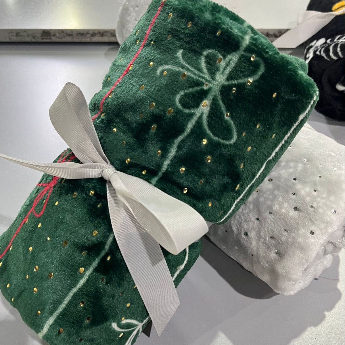 Luxuriously Soft Fleece Blanket — product view 3