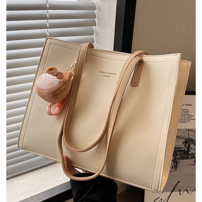 Minimalist Leather Tote Bag LoungeYard — product view 4