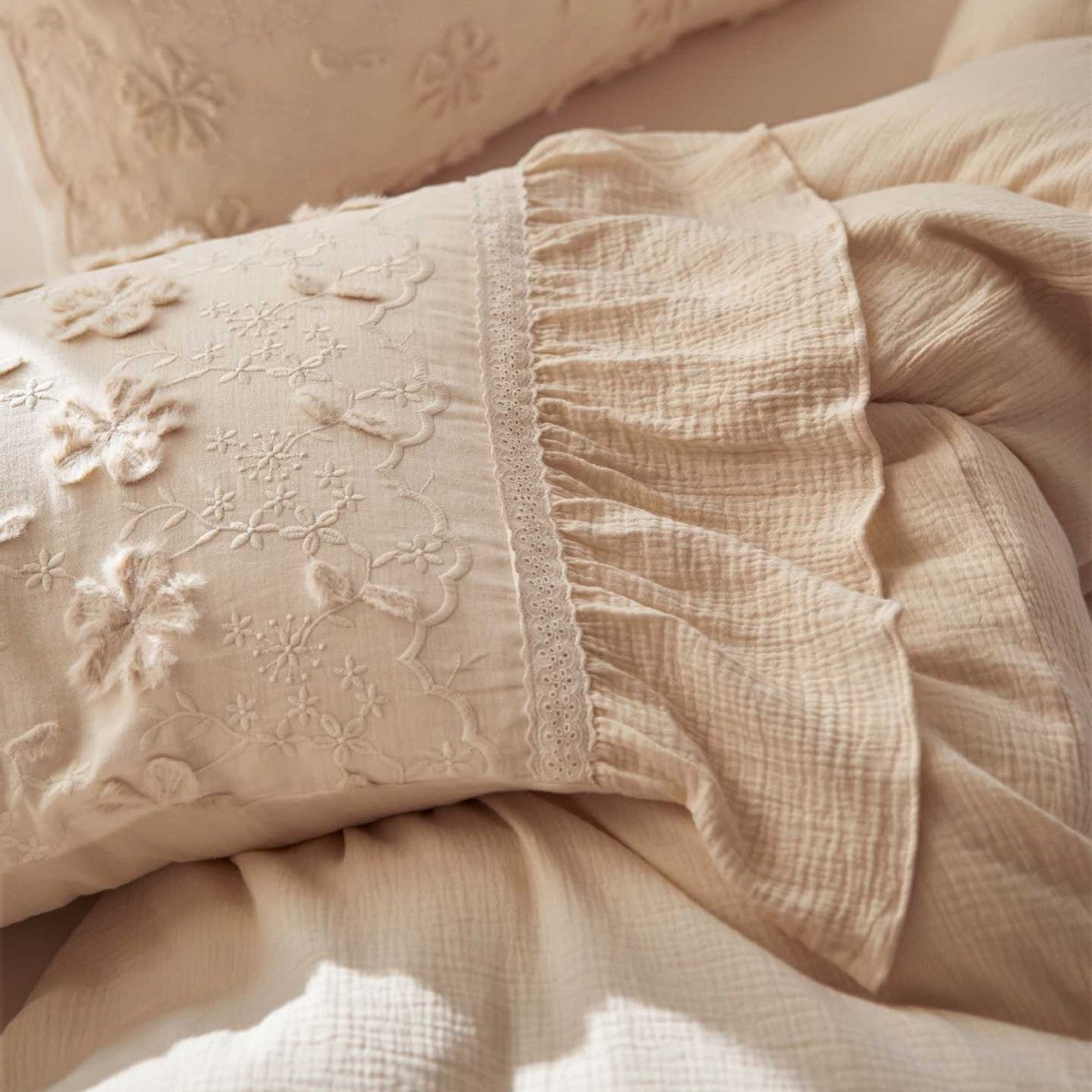 Reversible quilted bedspread with 3D flower appliqué and pillowcases — product view 4
