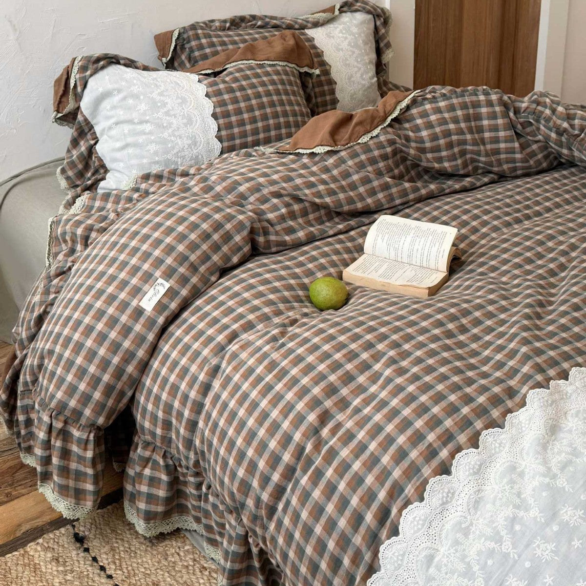 Padded bedding set with check pattern and lace frills — product view 4