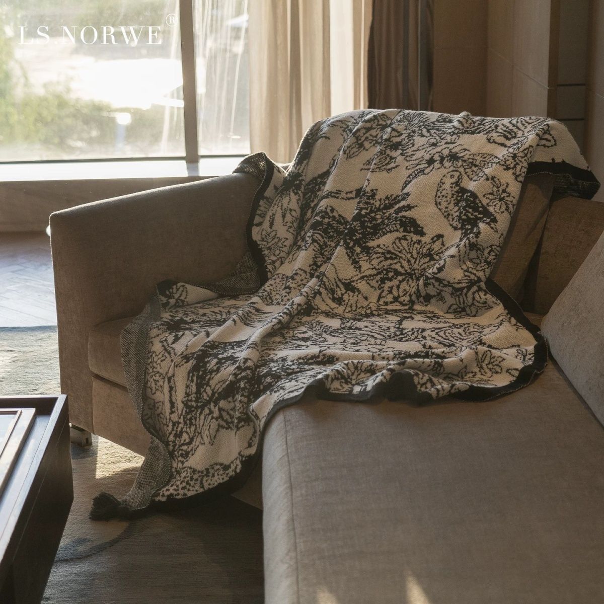 Decorative Floral Pattern Throw Blanket — product view 3