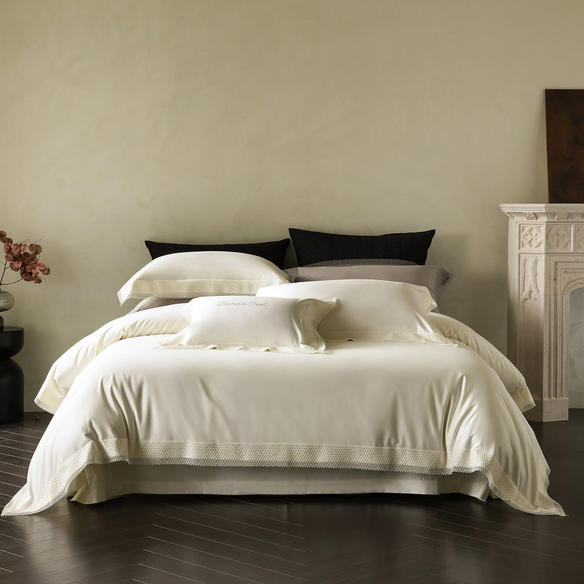 Noble cotton satin bedding set with fine lace trim and hotel closure — product view 4