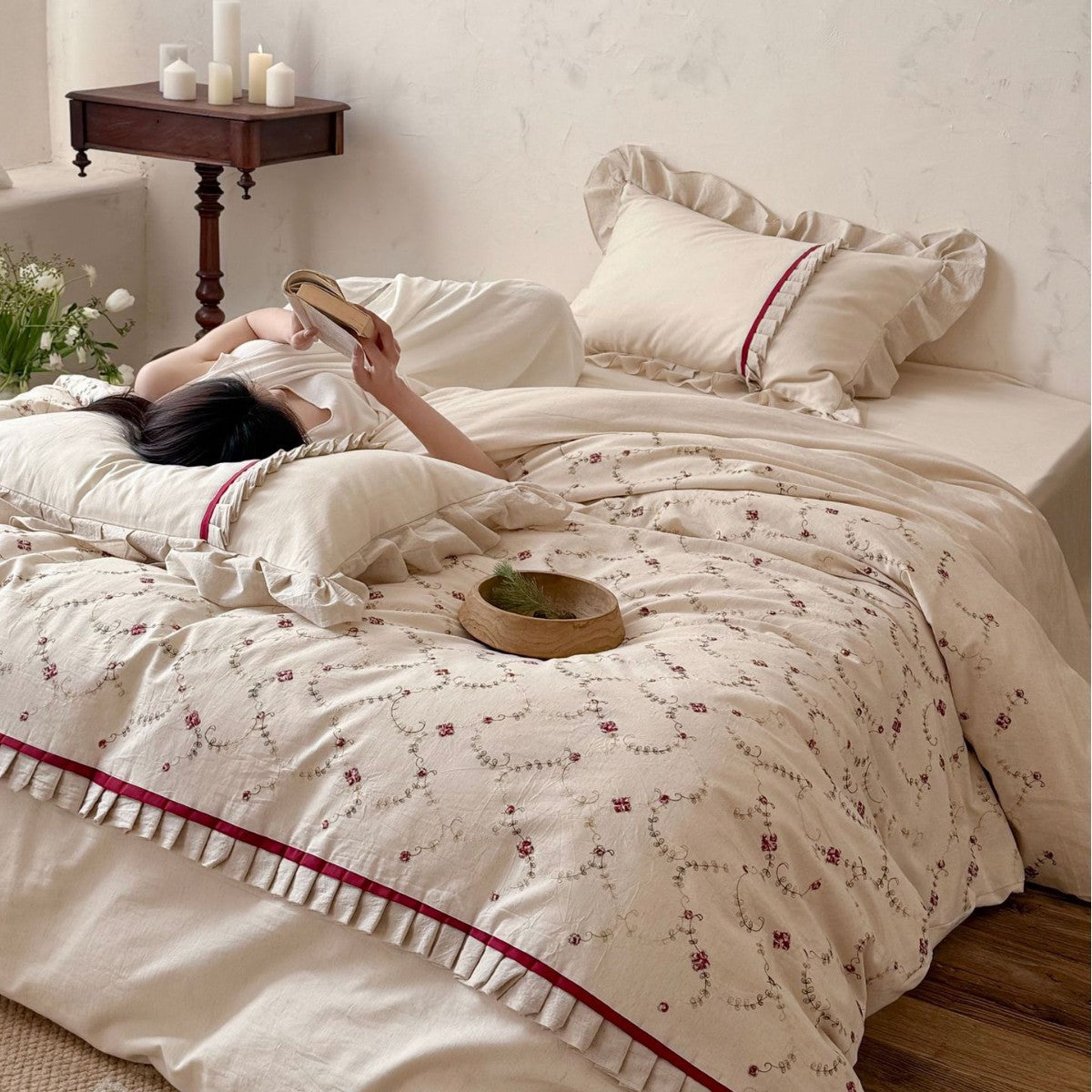 Bedding set made of linen-cotton mix with embroidered floral vine and ruffled edge — product view 1