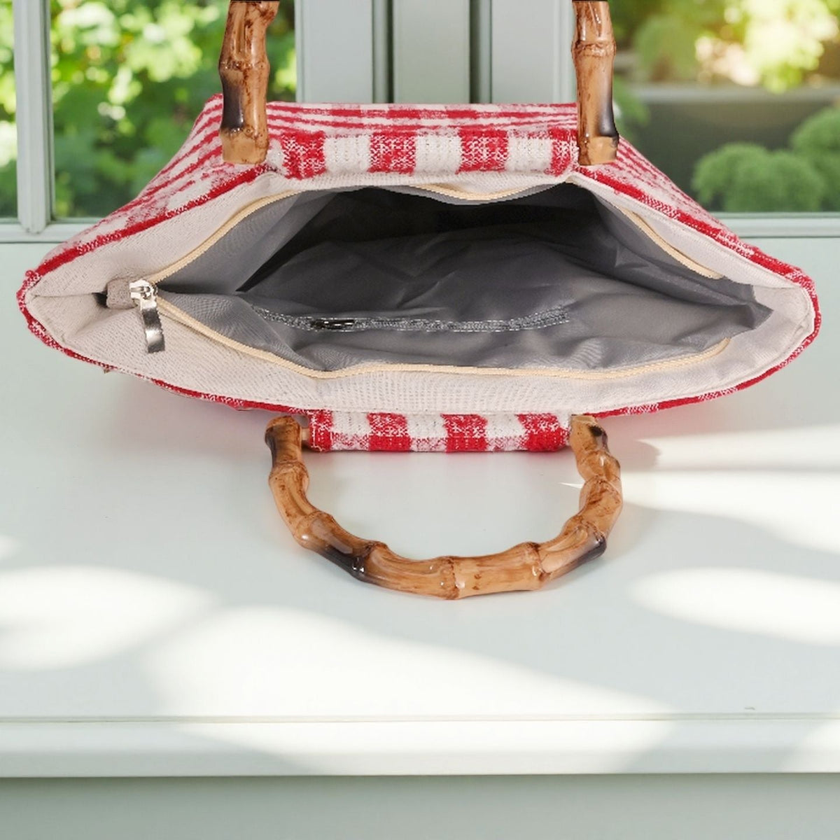 Stylish picnic bag with bamboo handles LoungeYard — product view 4
