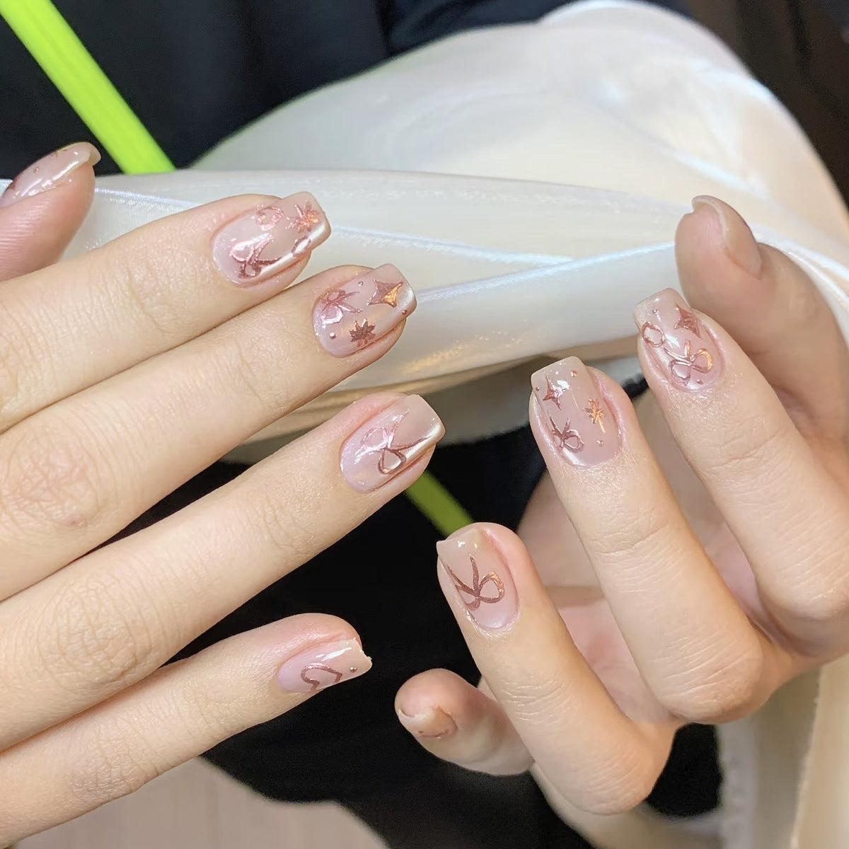 Decorative Press-On Nail Set with Artistic Patterns — product view 1