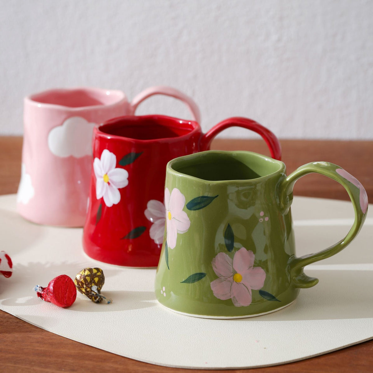 Hand-shaped ceramic mug with cloud relief and organic edge — product view 3