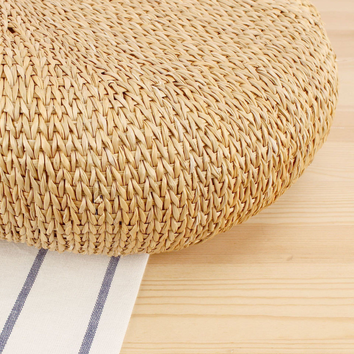 Braided bast shoulder bag with round wooden handles LoungeYard — product view 4