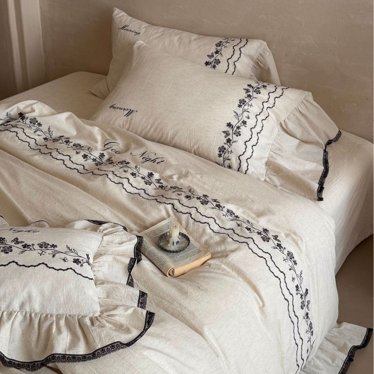 Bedding set with embroidered ruffles and linen look — product view 3