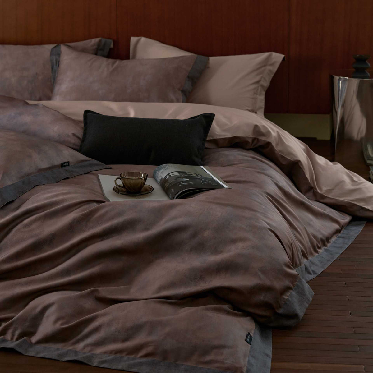 Luxurious velvet bedding set with contrast border — product view 5