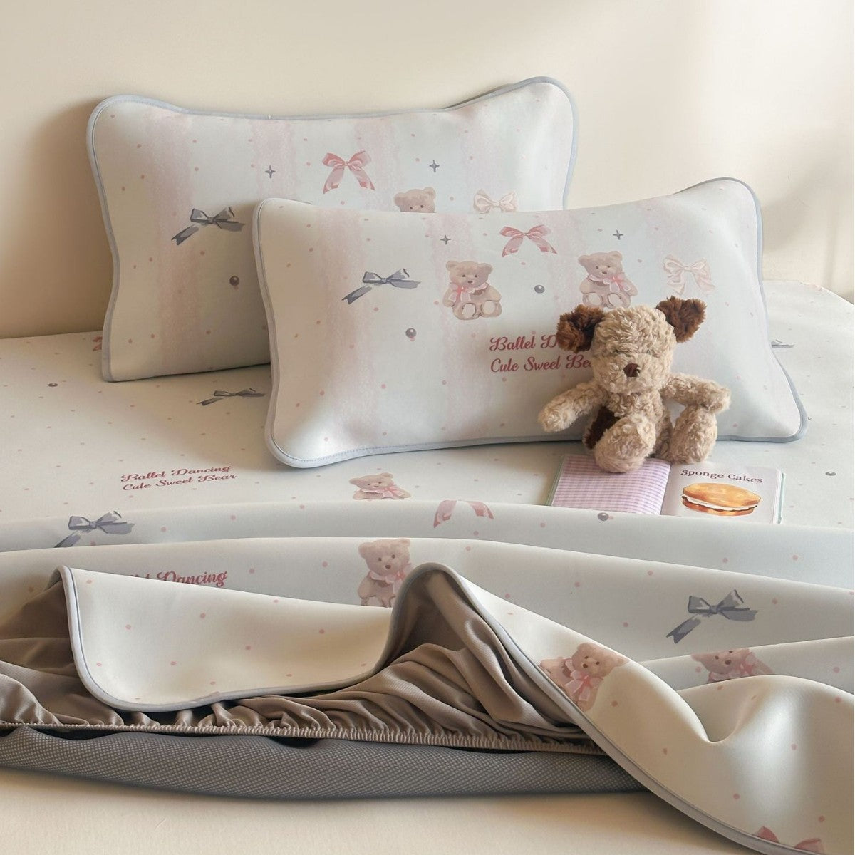 Floral fitted sheet set made of skin-friendly cotton with fine piping and slip-resistant underside — product view 3