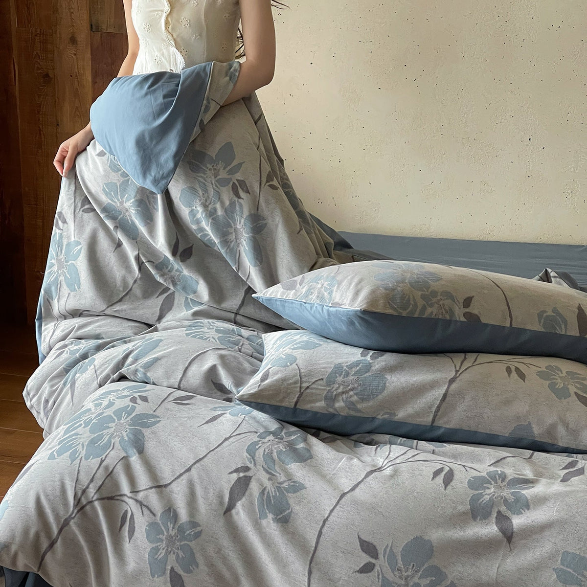 Bedding set made of cotton percale with large floral design and reversible cover — product view 2