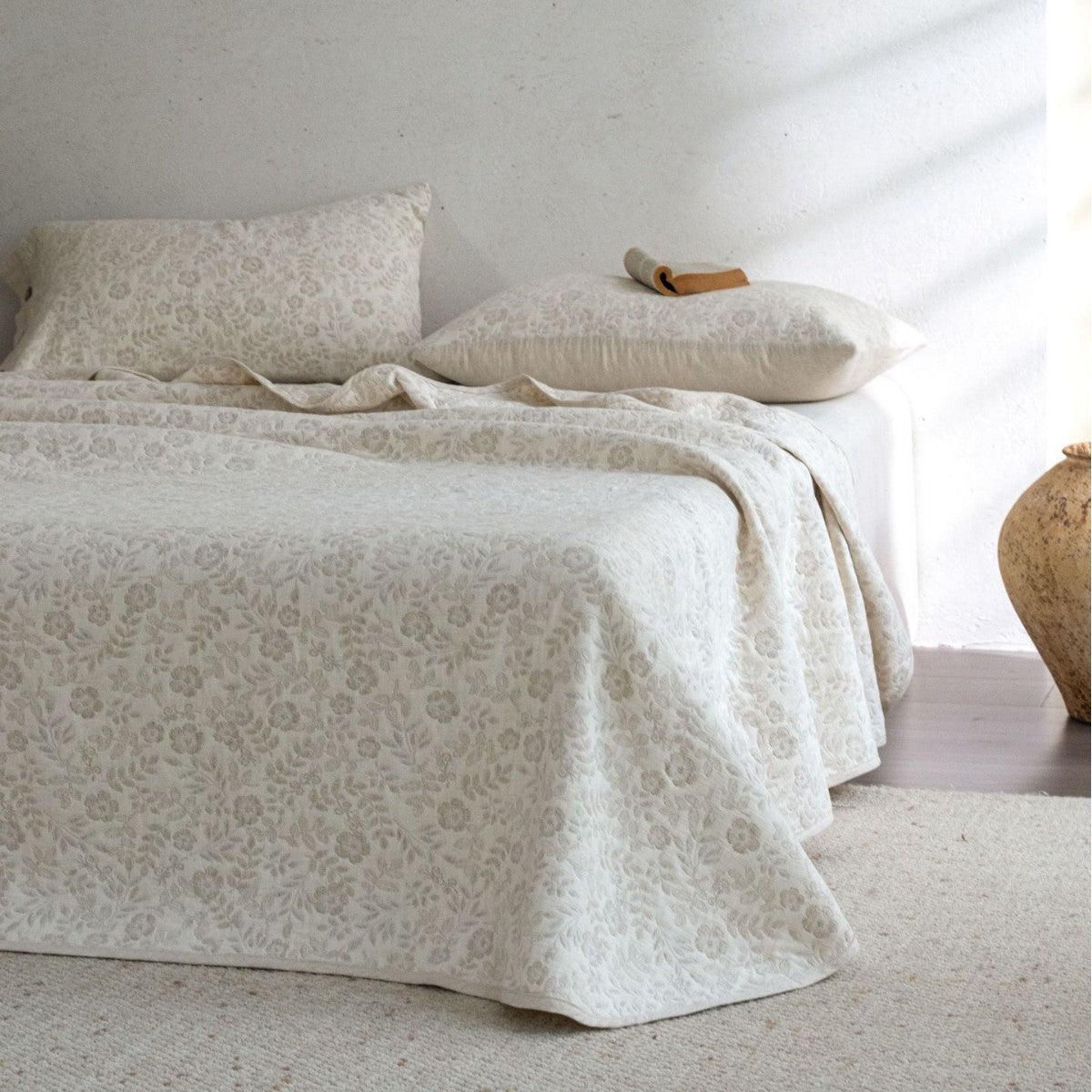 Jacquard bedspread with pillowcase and button closure — product view 4