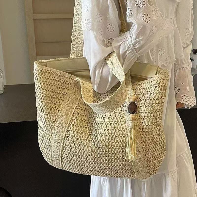 Handmade straw bag LoungeYard — product view 2