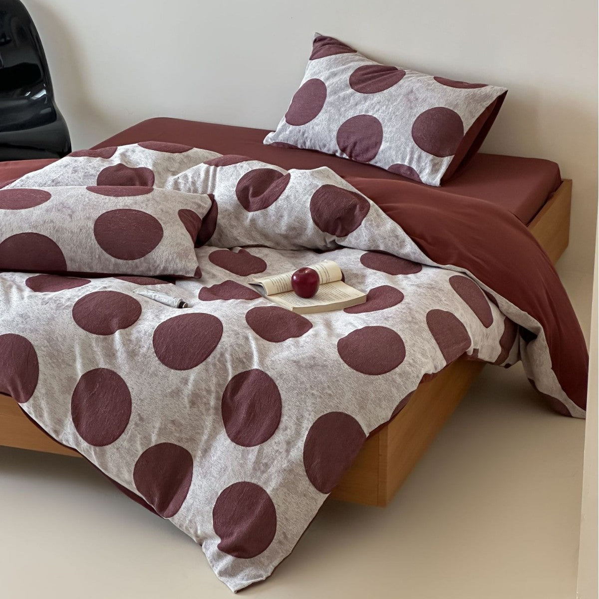 Bedding set with large polka dot pattern and soft jersey touch — product view 4