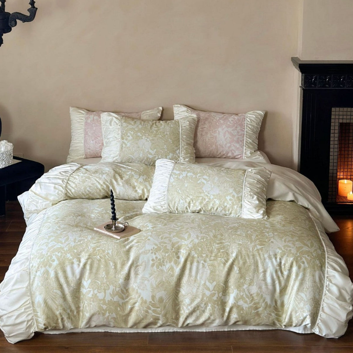 Luxurious jacquard bed set with ruffled border and silky touch — product view 7