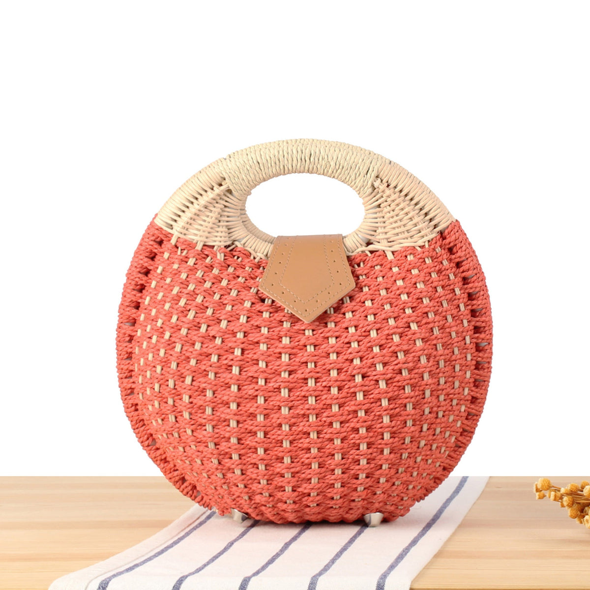 Round straw bag with elegant leather handle LoungeYard — product view 5