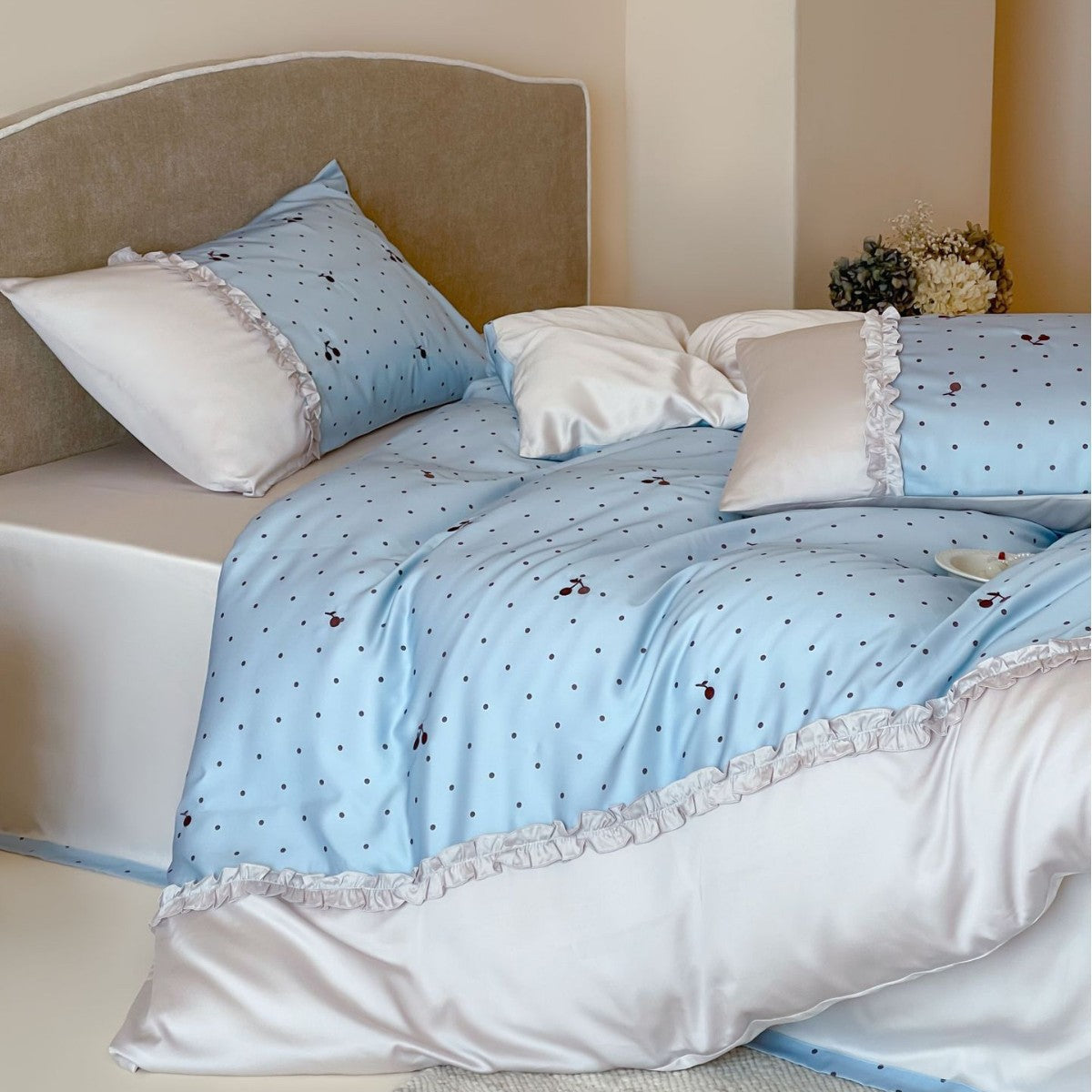 Satin bedding set with delicate ruffles and cherry pattern — product view 4