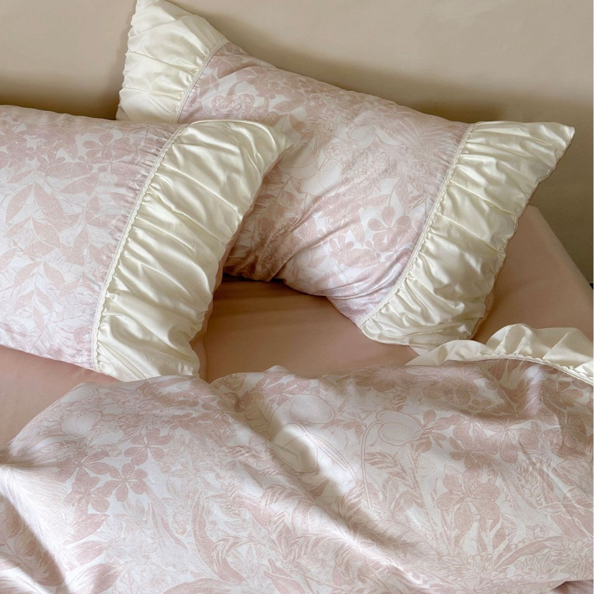 Luxurious jacquard bed set with ruffled border and silky touch — product view 3
