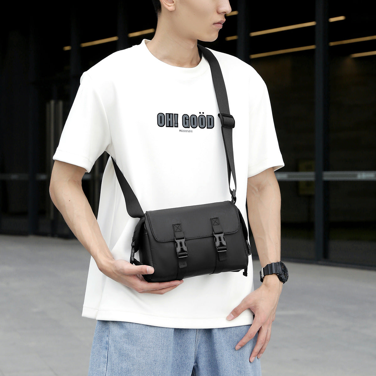 Versatile Messenger Bag LoungeYard — product view 2