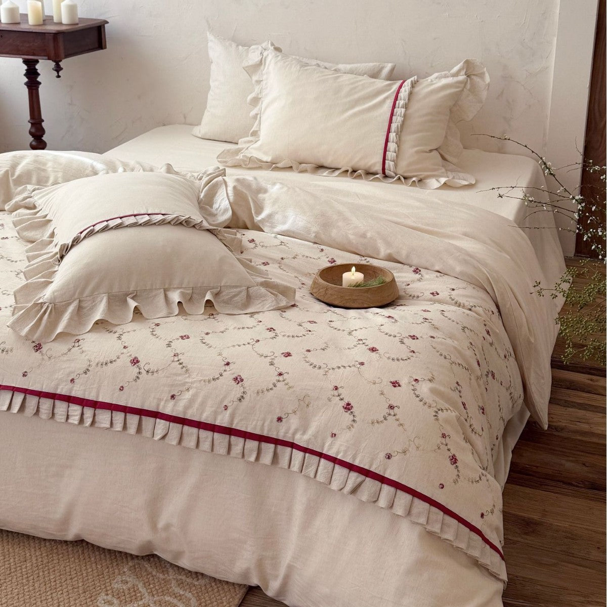 Bedding set made of linen-cotton mix with embroidered floral vine and ruffled edge — product view 2