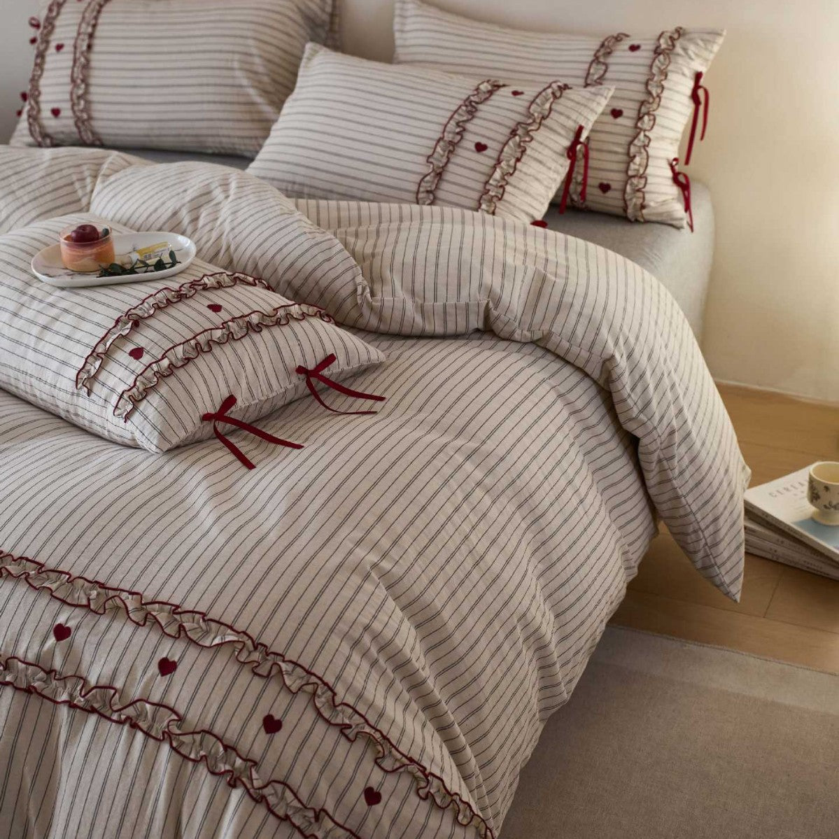 Striped bedding set with ruffles and heart applique — product view 3