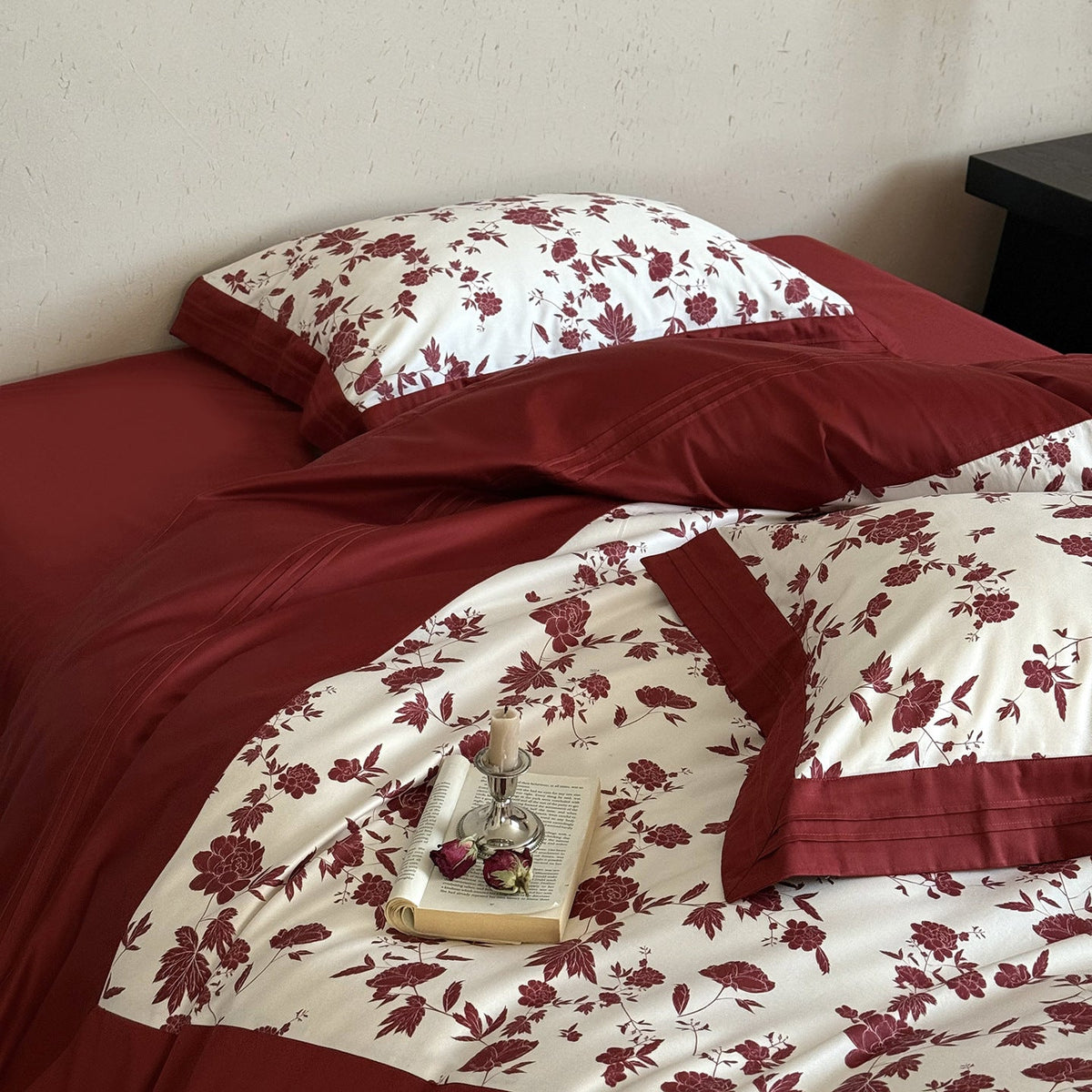 Luxurious cotton bedding set with floral print and pillowcases — product view 2